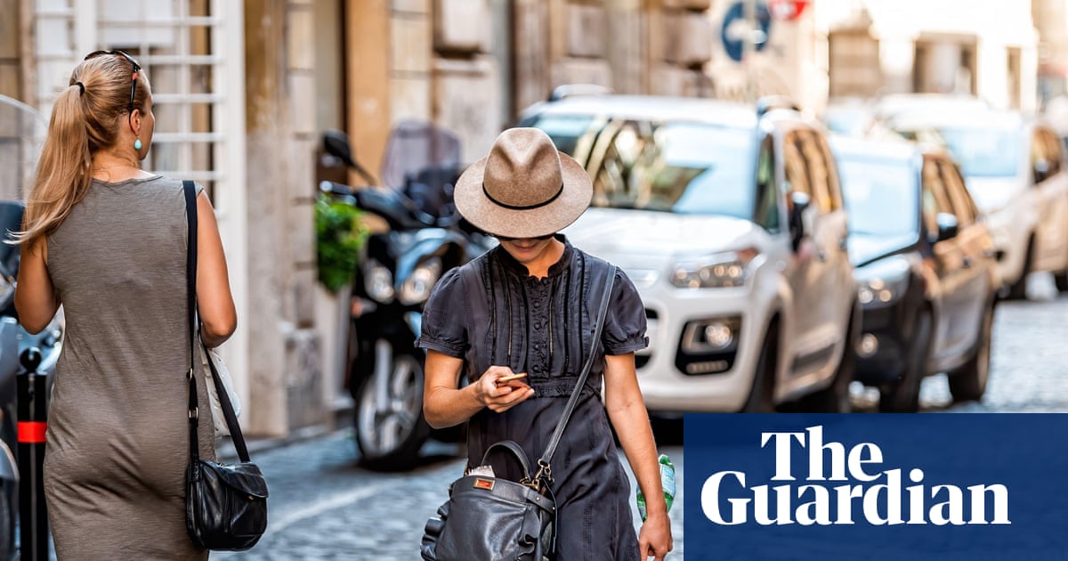 Distracted Italian pedestrians who cross road while on phone could be fined under new code | Italy