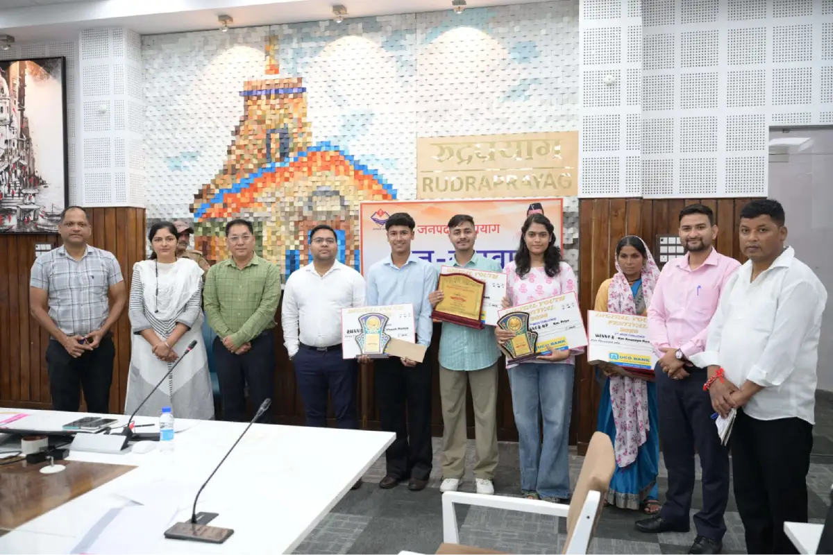 District Magistrate awards the winners at the Digital Youth Festival in Rudraprayag