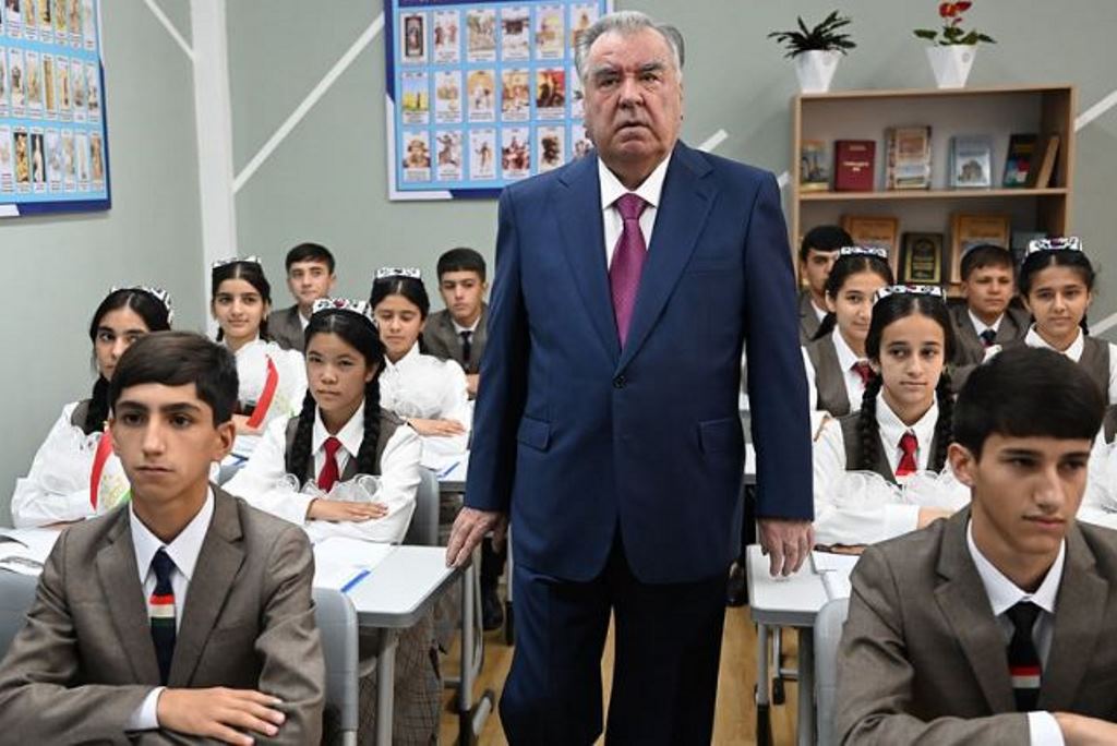 Emomali Rahmon Proposed to Study Restrictions on Smartphones and Social Media for Schoolchildren