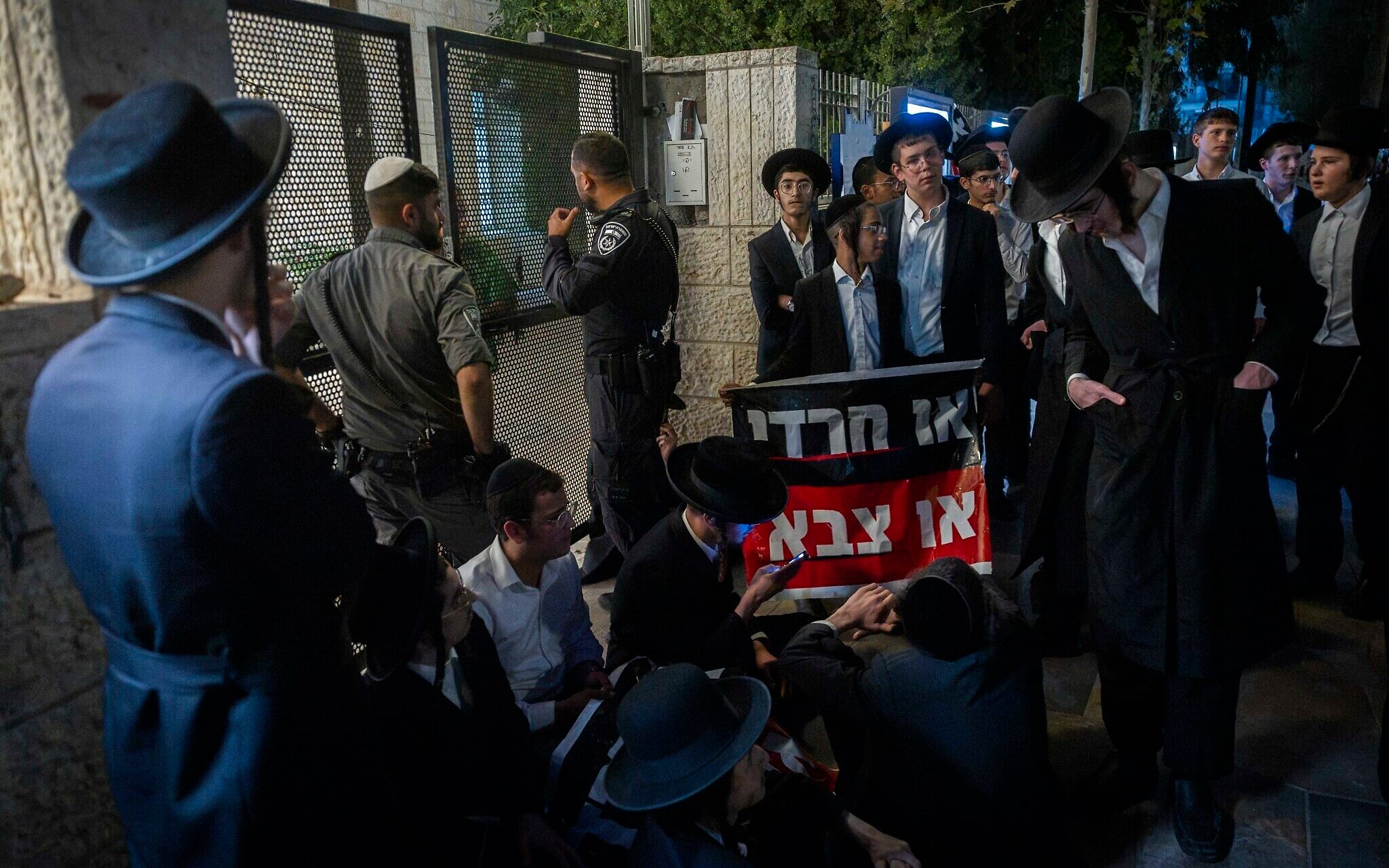 Ex-general called 'traitor' as Haredi demonstrators riot at event for ultra-Orthodox draftees