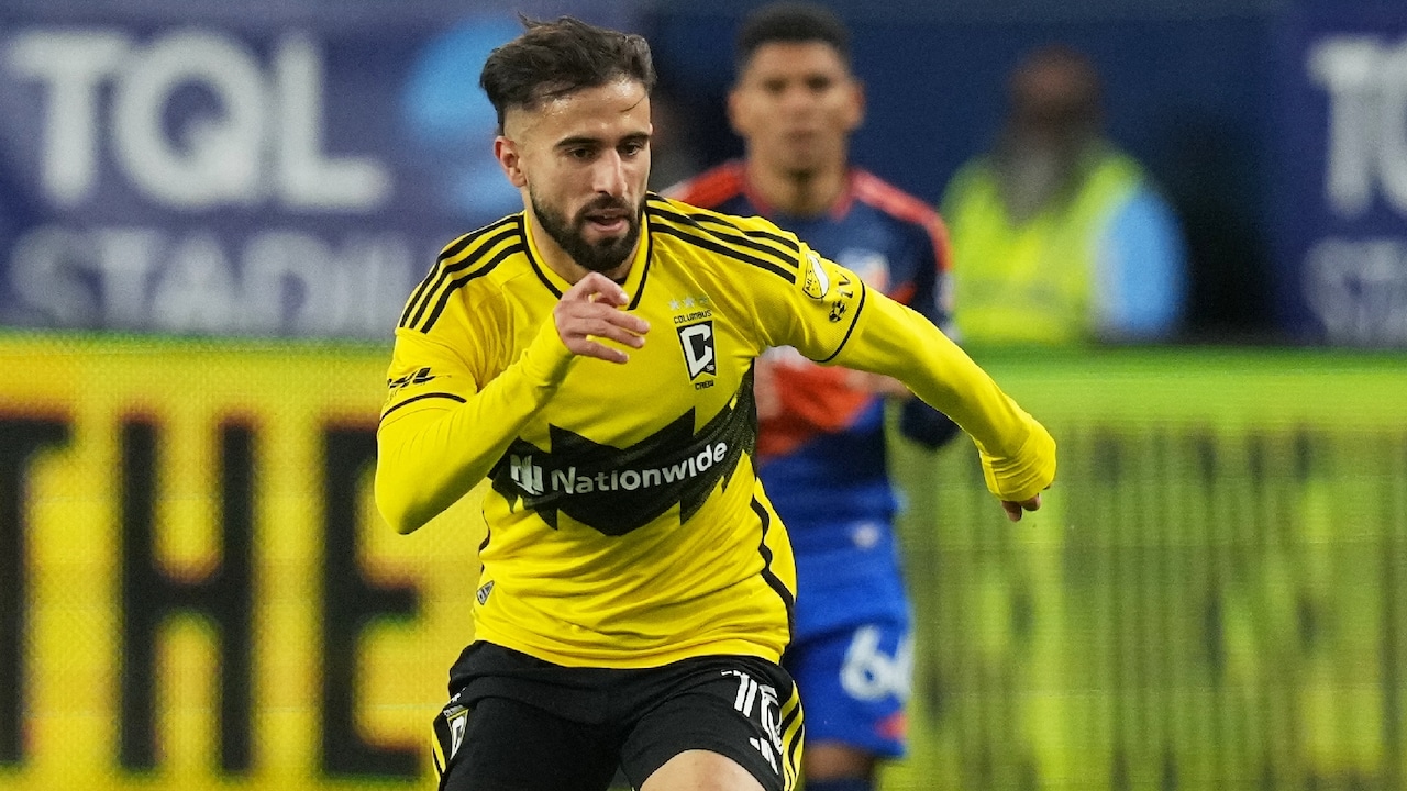 Diego Rossi dribbling the ball down the field during Columbus vs. Cincinnati (2025).