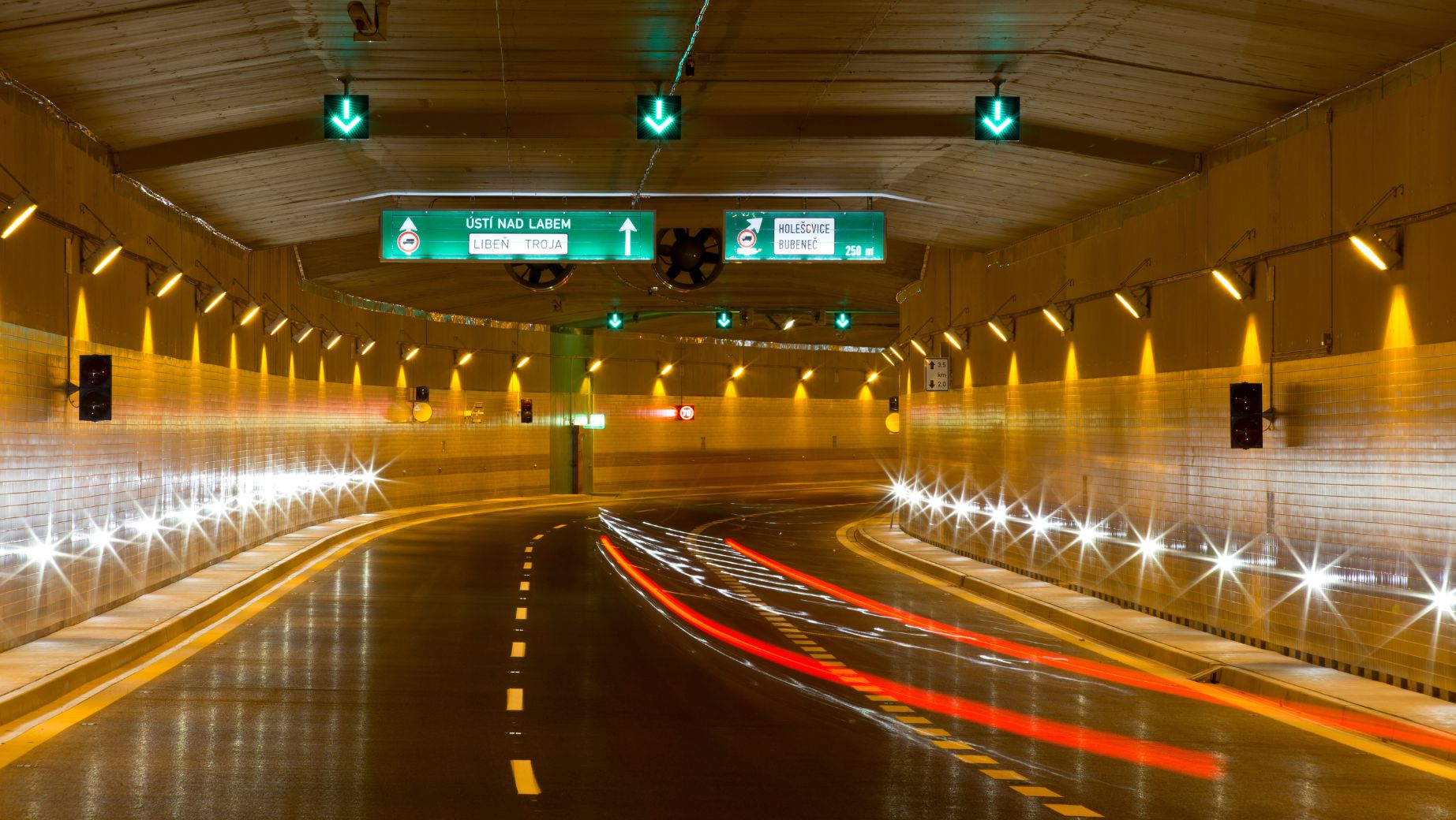 Faster than the metro. New bus links Prague 8 and Prague 6