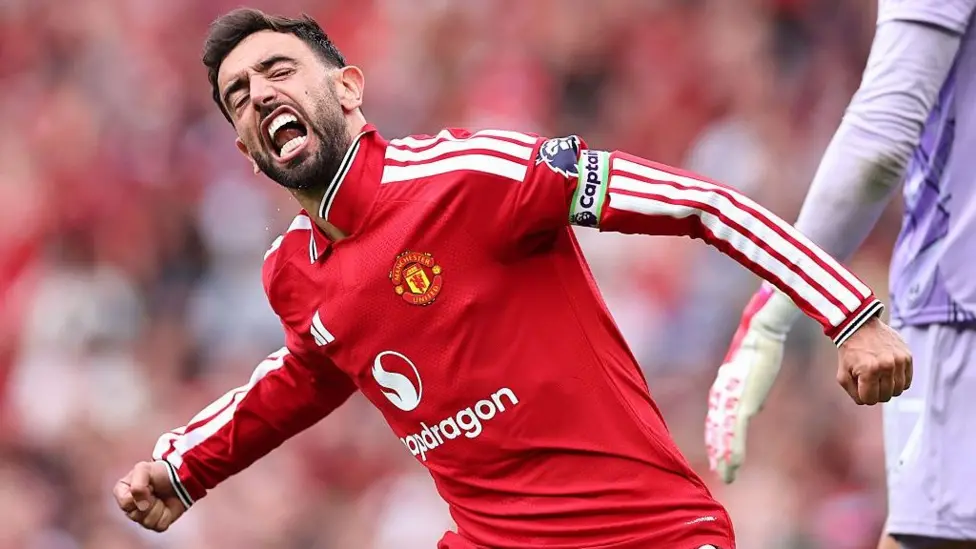 Fernandes hat-trick fires Manchester United to 5-2 win over Ipswich