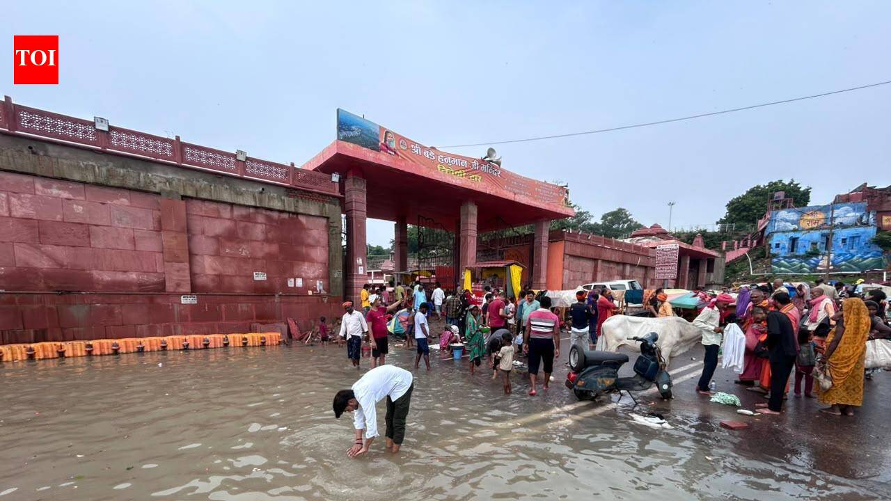 Floodwater reaches Nagvasuki temple gate, Daraganj road cut off | Prayagraj News