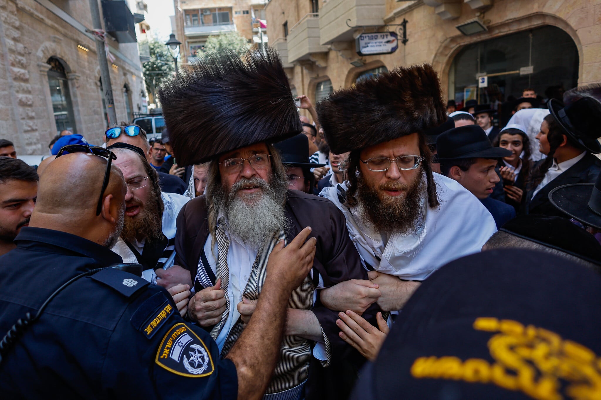 For the sixth week, Haredi protesters, police clash outside Jerusalem cafe open on Shabbat