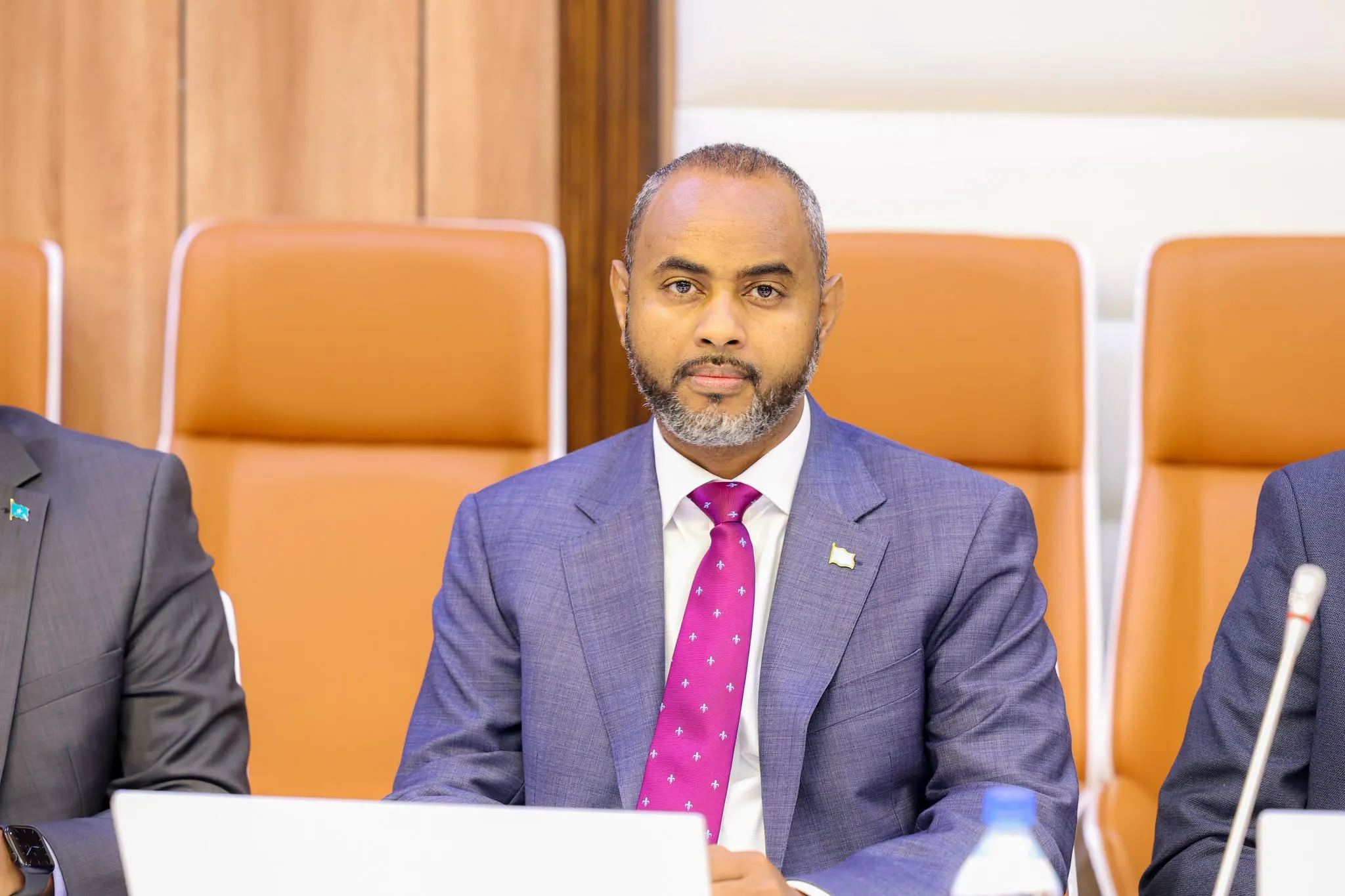 Guddoomiye Jaamac oo digniin kasoo saaray fara-gelin shisheeye oo uu sheegay in...