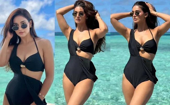 HOT: Sexy Mukti Flashes Major Cleavage