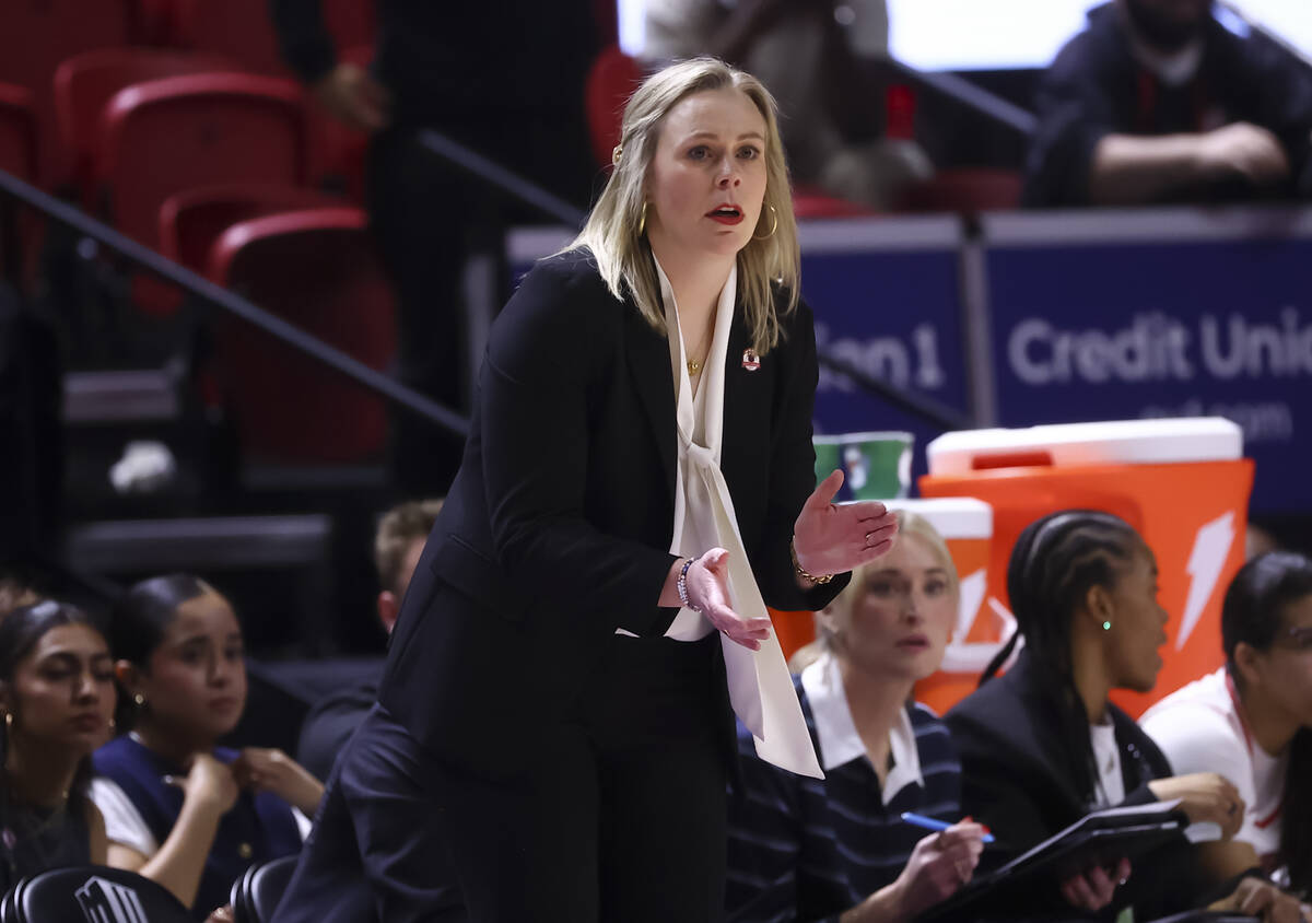 UNLV Lady Rebels head coach Lindy La Rocque talks to her team during the first half of a Mounta ...
