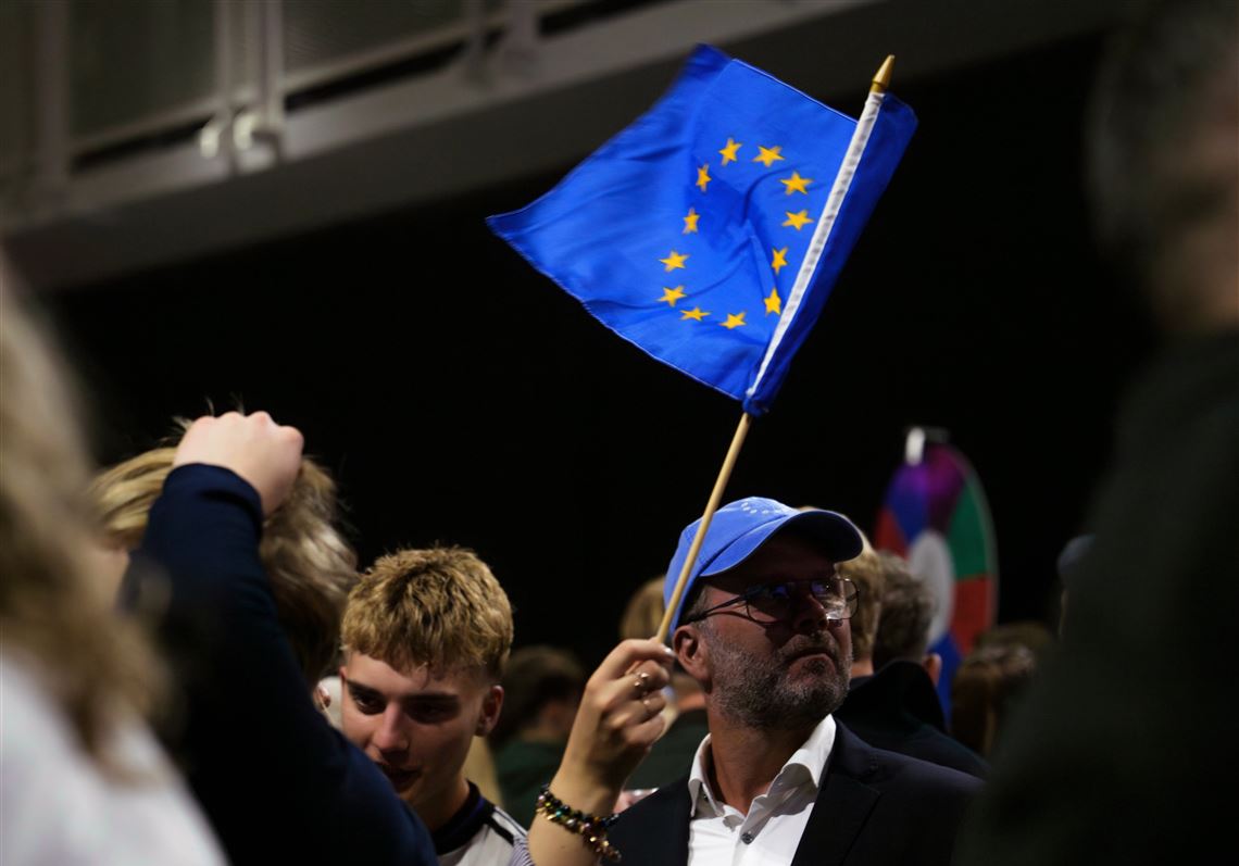 Icelandic voters reject a proposal to restart negotiations to join the European Union
