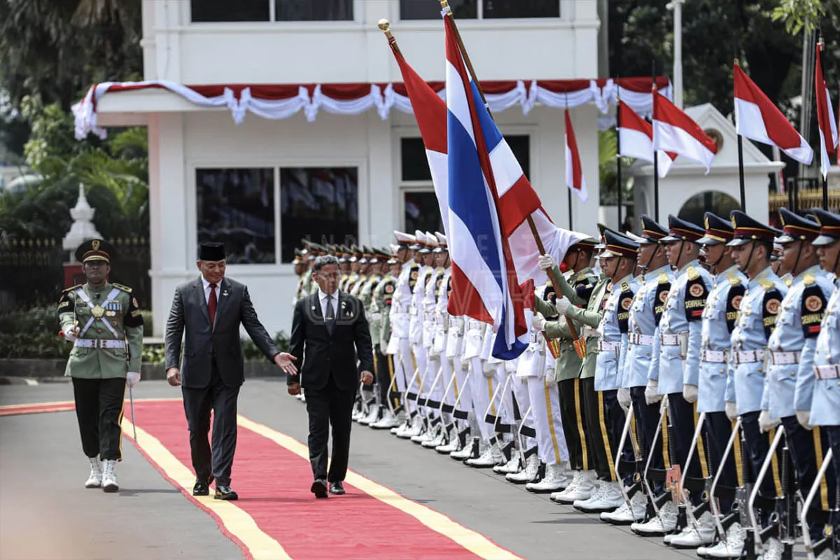 Indonesian Defense Minister Sjafrie Sjamsoeddin and Thai Defense Minister Adul Boonthumjaroen