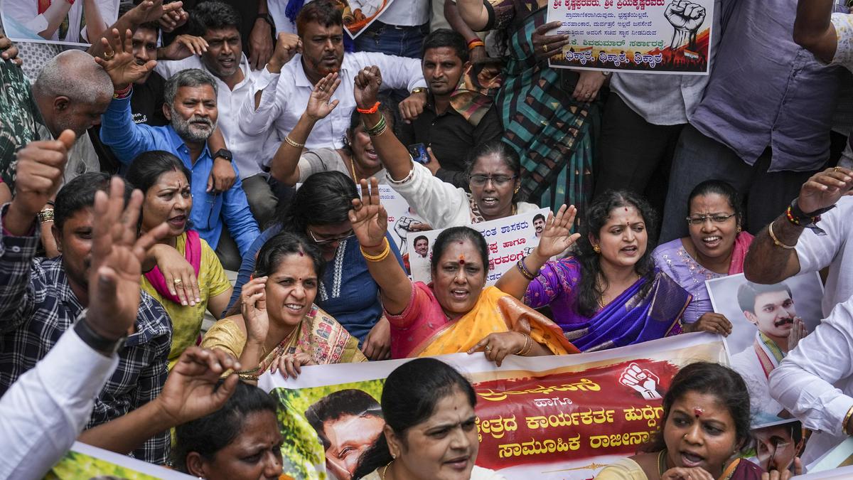 Karnataka Chief Minister warns rebel MLAs as dissent persists, supporters stage protests