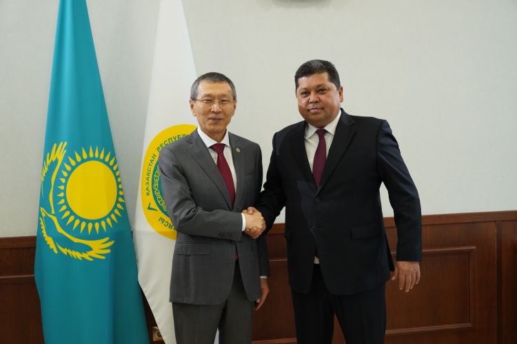 Kyrgyz Election Commission Chief meets with his Kazakh counterpart -