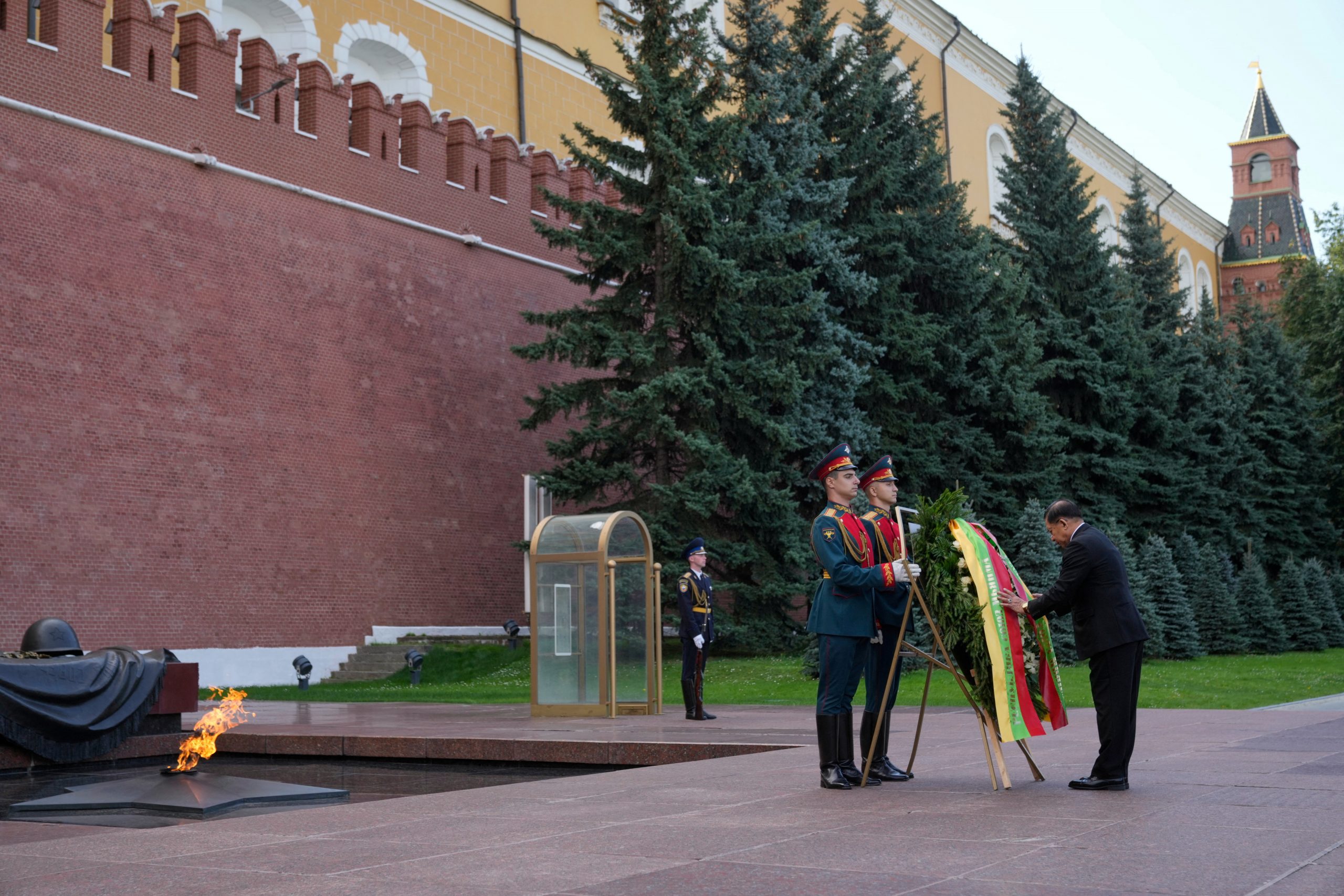 Min Aung Hlaing lays wreath at the Tomb of the Unknown Soldier in Moscow during visit to Russia