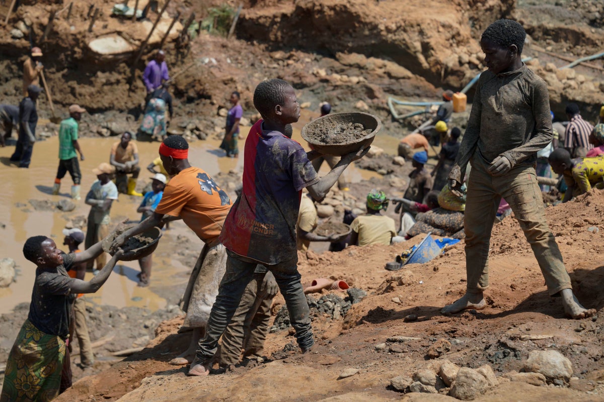 Mobile gold miners in eastern Congo complicate health workers' efforts to contain Ebola