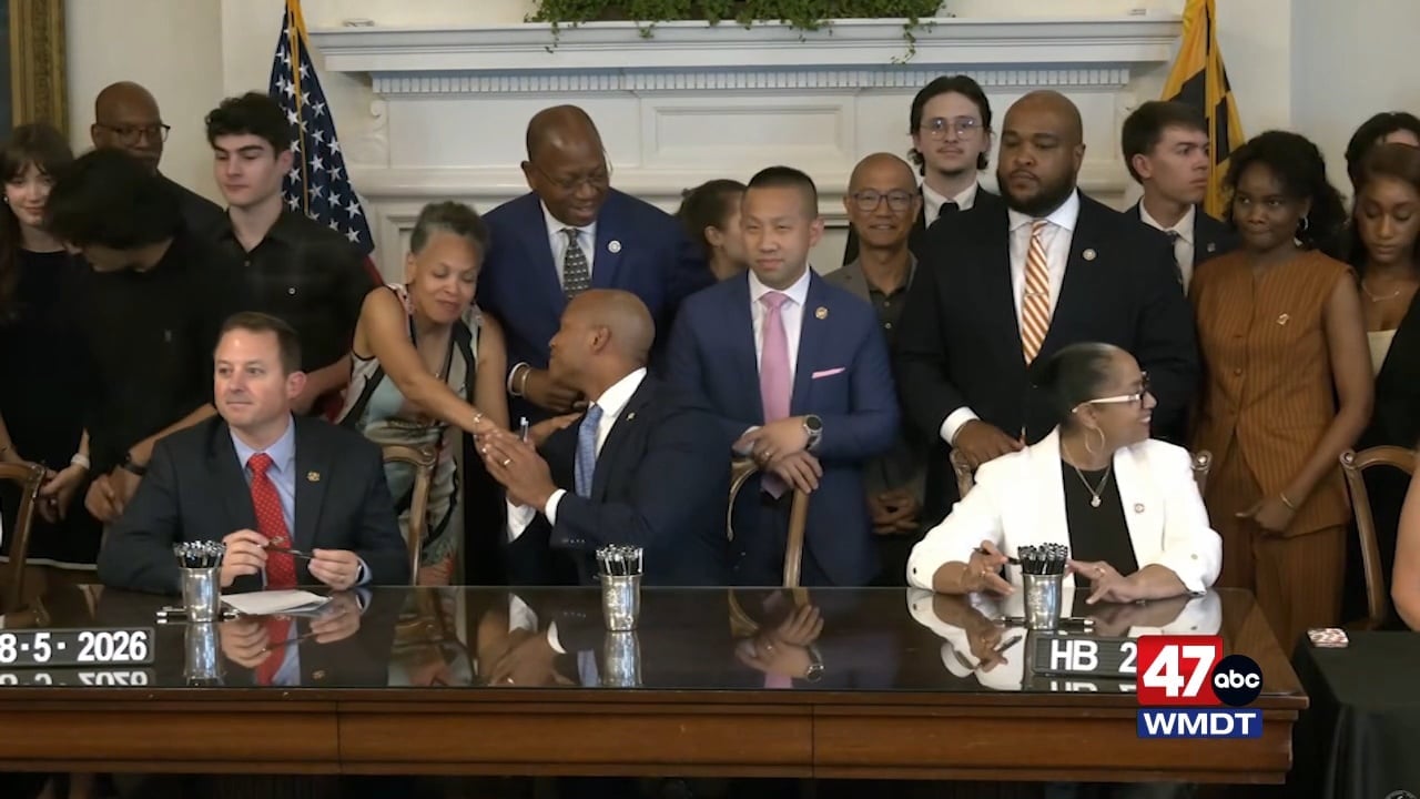 Moore signs redistricting amendment bill