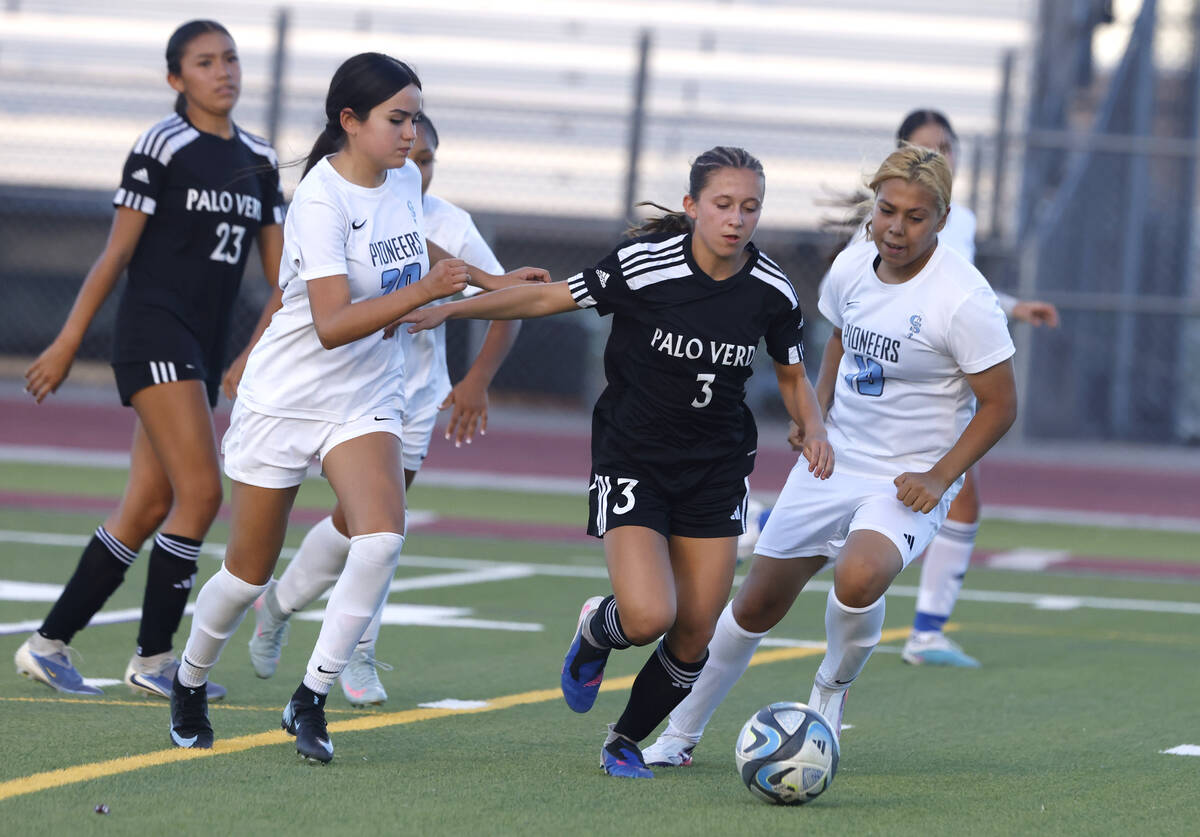 Palo Verde's forward Olivia Gastwirth (3) drives past Canyon Springs' defenders Nayel ...