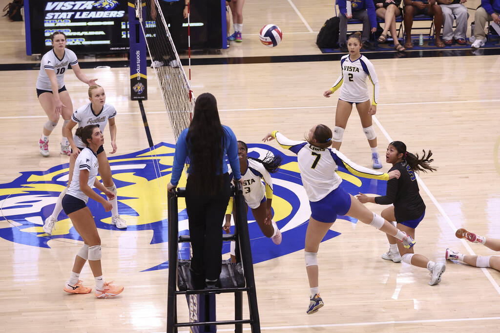 Sierra Vista's Presley Hartstrom (7) sends the ball over to Foothill during a volleyball g ...
