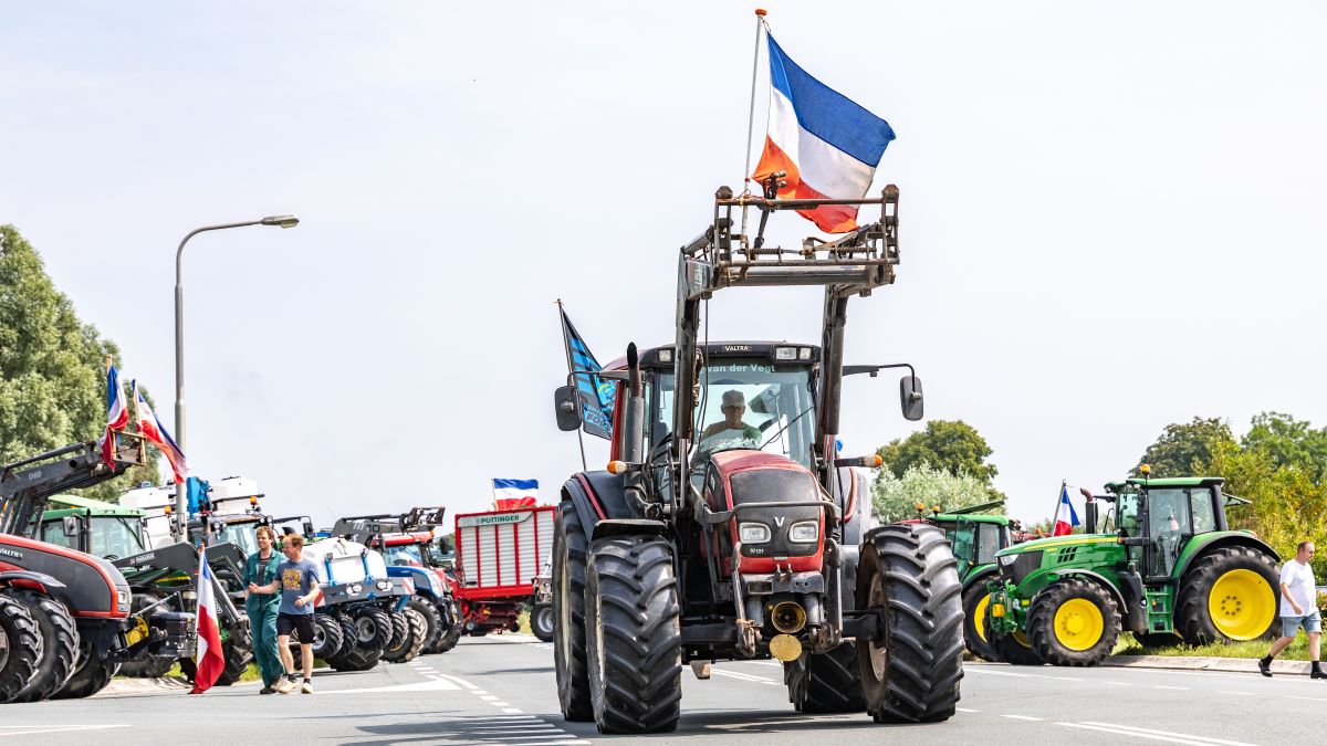 No plates, no fines: farmers escape penalty for A35 blockade
