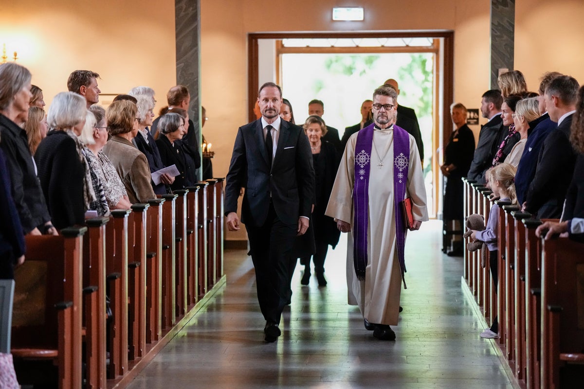 Norwegians line up at churches for emotional memorials remembering the late King Harald V
