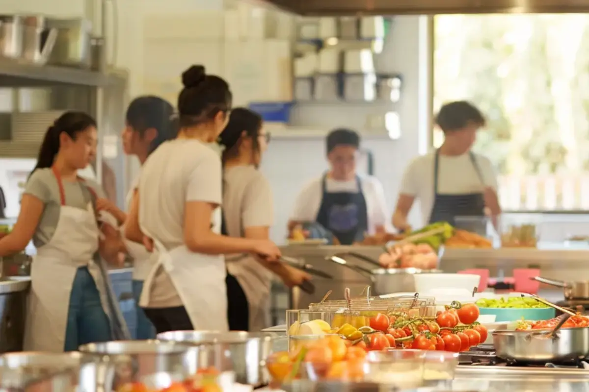 Online Culinary Arts Program vs Traditional Culinary School: Which Is More Effective?