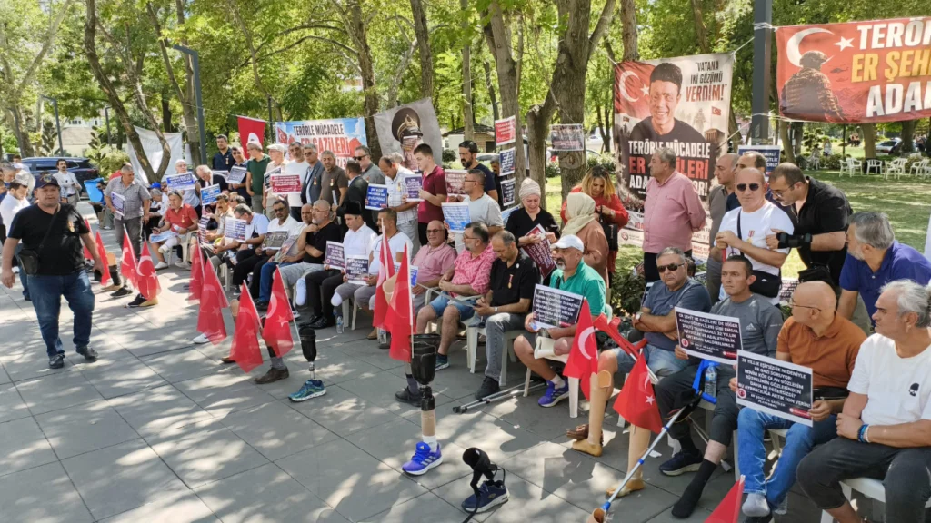 Police force conscript veterans, fallen conscripts’ relatives from Ankara park
