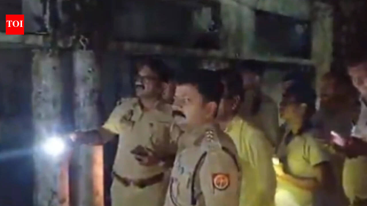 Pratapgarh house collapse kills 6 of family, lone survivor critically injured | Prayagraj News