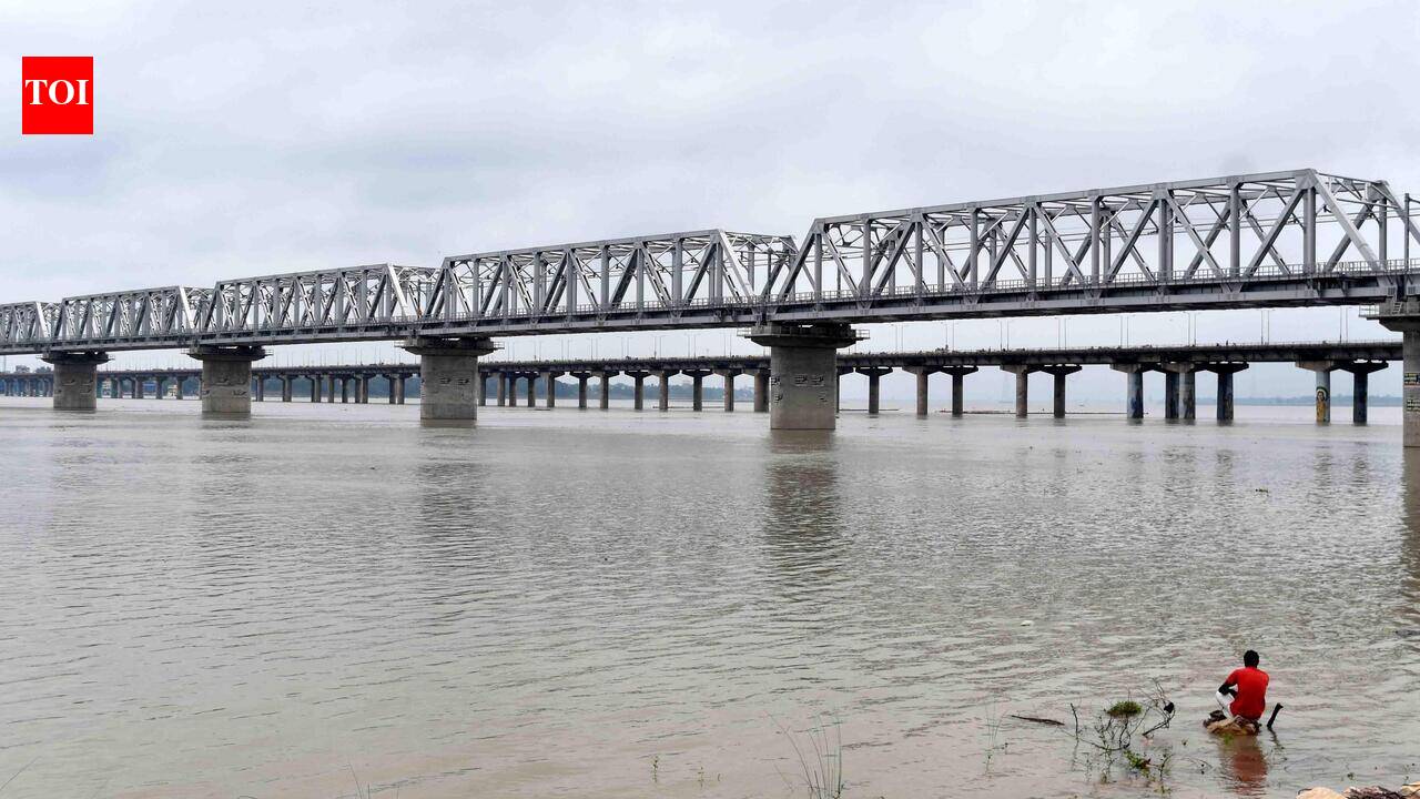 Rising rivers worry Prayagraj residents, evacuation may follow | Prayagraj News
