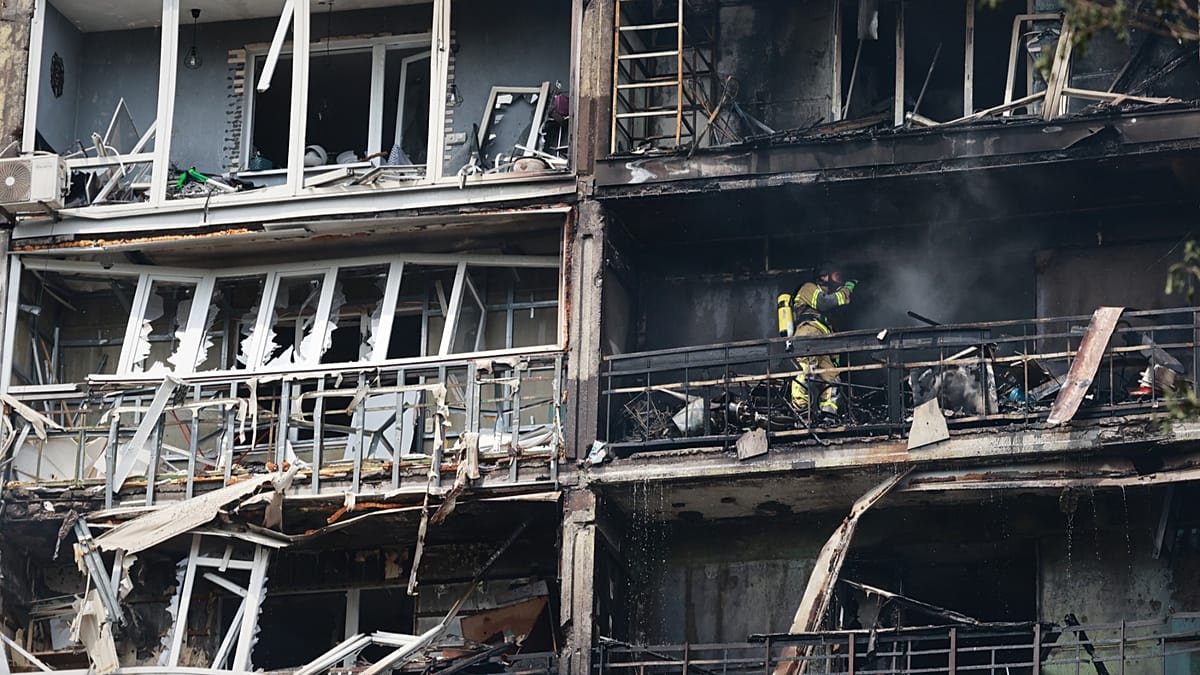 Russia fires glide bombs at Zaporizhzhia, killing one and wounding dozens of others