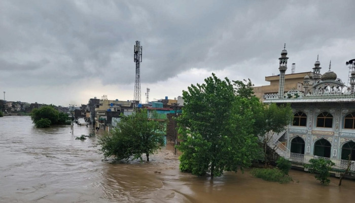 Schools closed, authorities on alert amid heavy downpour in Rawalpindi, Islamabad