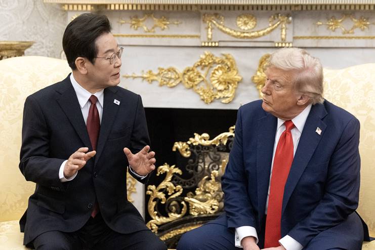 South Korean President Lee Jae-myung and U.S. President Donald Trump talk in the Oval Office at a 2025 White House summit