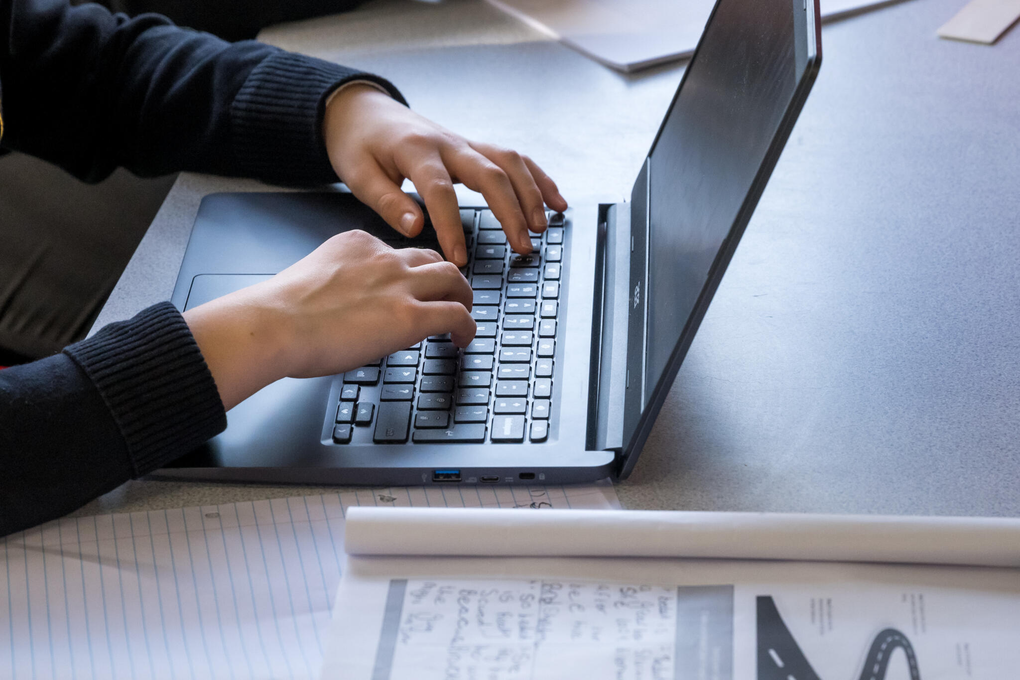 A child uses a laptop. (Matthew Horwood/Getty Images)