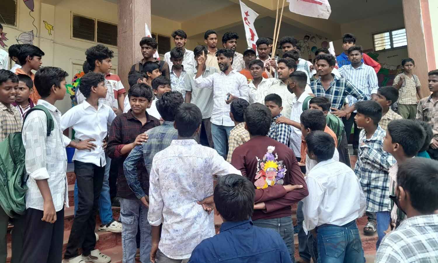 Student Unions Call for bandh, ABVP cadres stop college buses in Endada