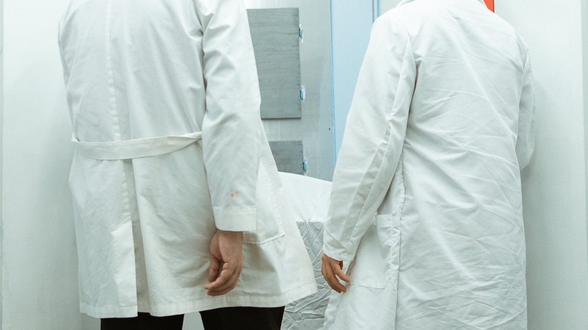 Vier lichamen al langer dan zes weken in AZP-mortuarium; nabestaanden dringend gezocht