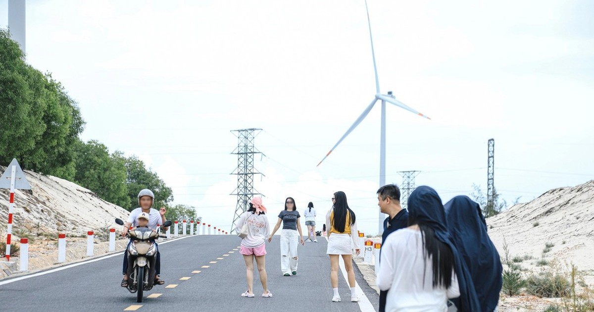Visitors flout road safety for photos near central Vietnam's wind farm