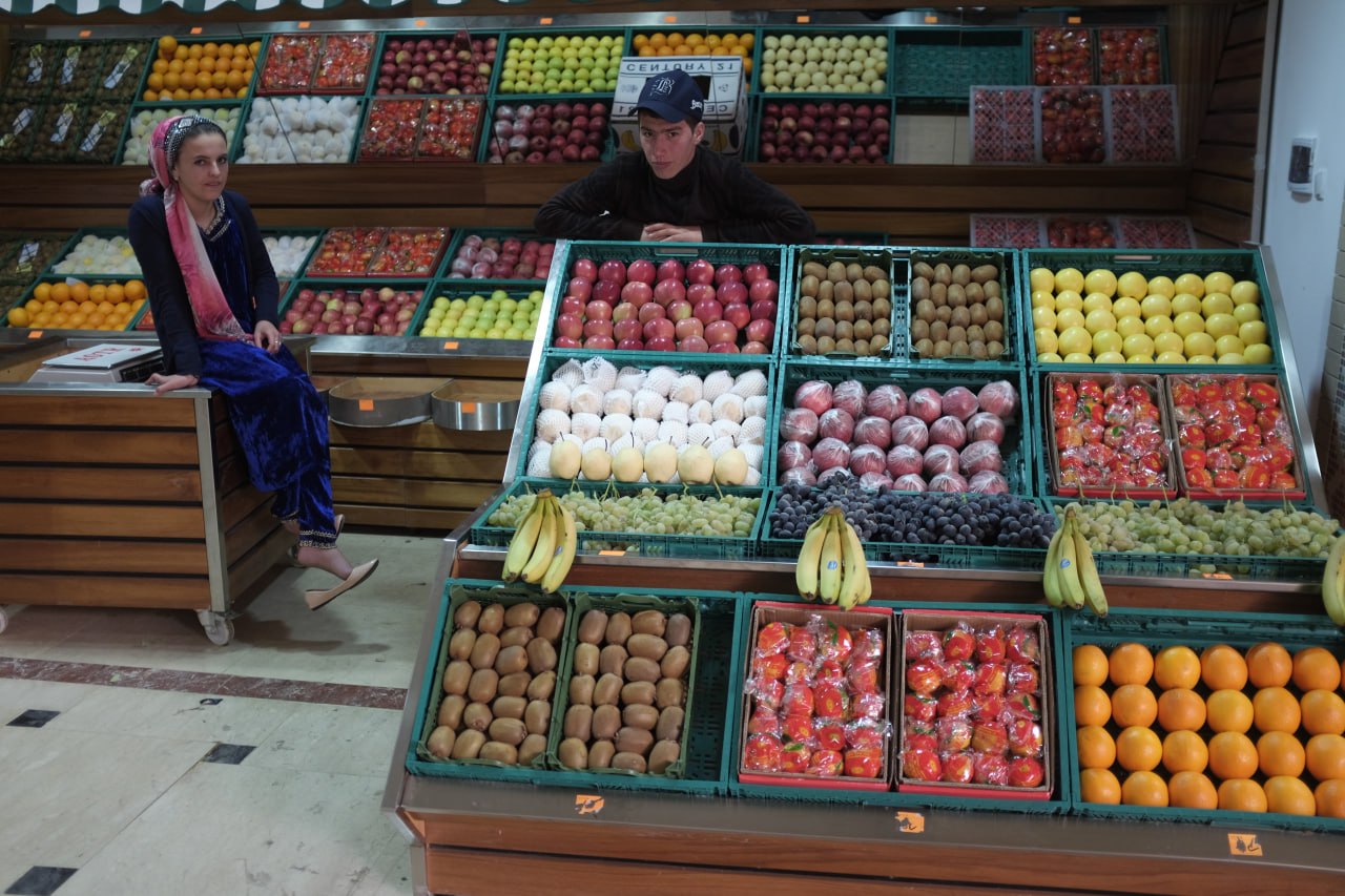 Why do fruits in Tajikistan remain expensive even at the height of the season?