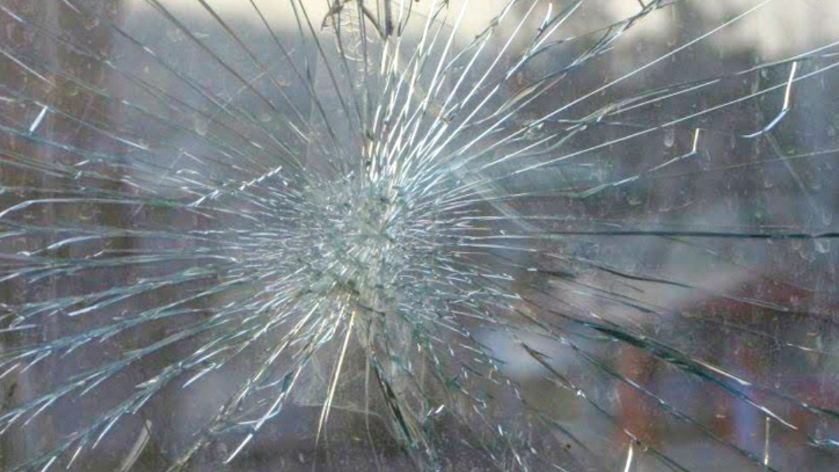 ‘Bado’ slaat autoruit kapot tijdens rouwzitting en belandt ondanks schadevergoeding achter tralies