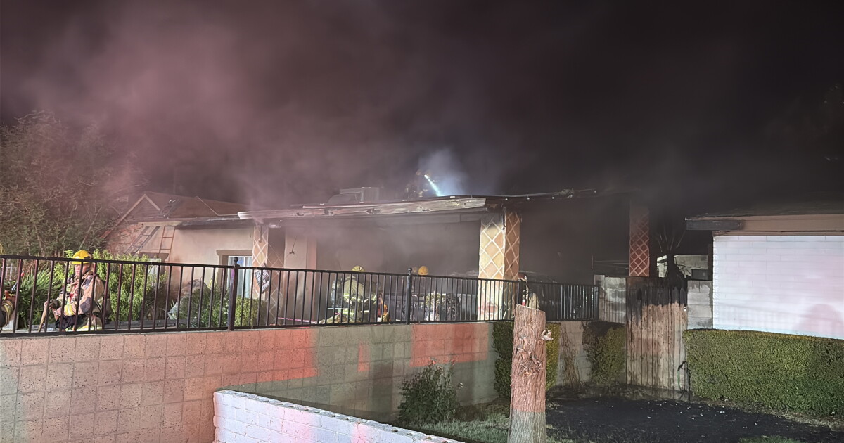 7 people displaced after double house fire in Phoenix