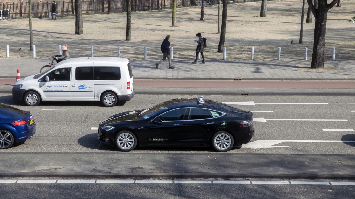 Amsterdam taxi drivers launch app to rival Uber