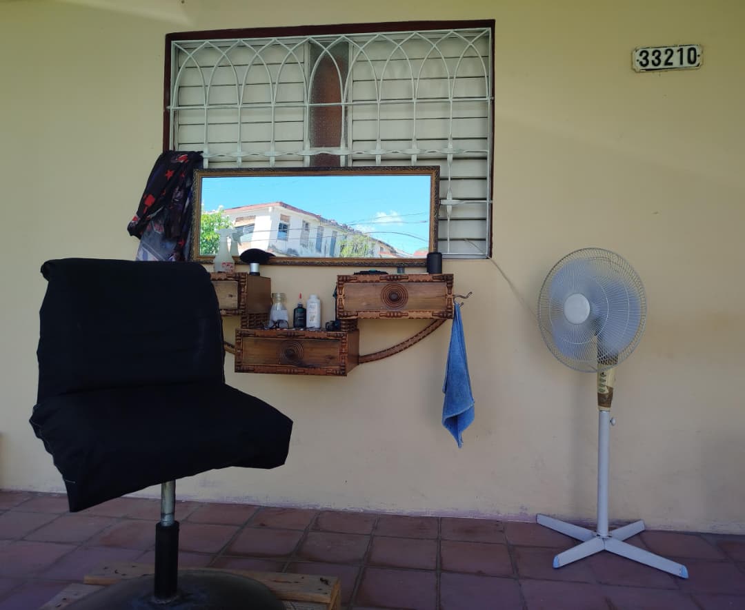 Chronicles of a Barber: The Journalist and the Psychologist