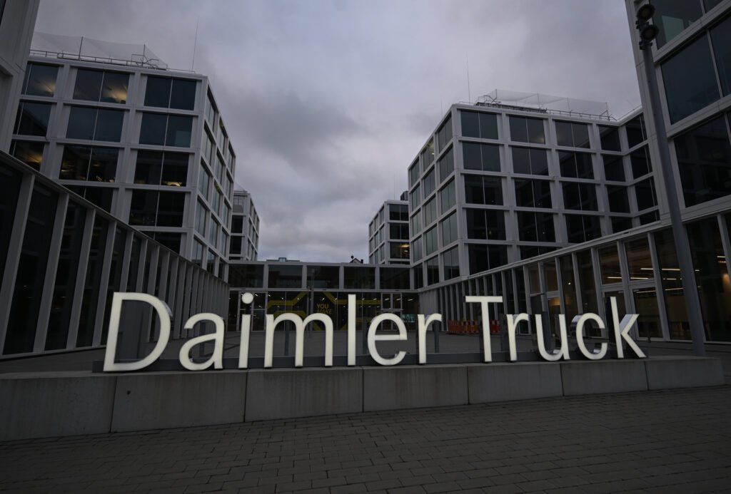 Daimler Truck to invest hundreds of millions in hydrogen trucks