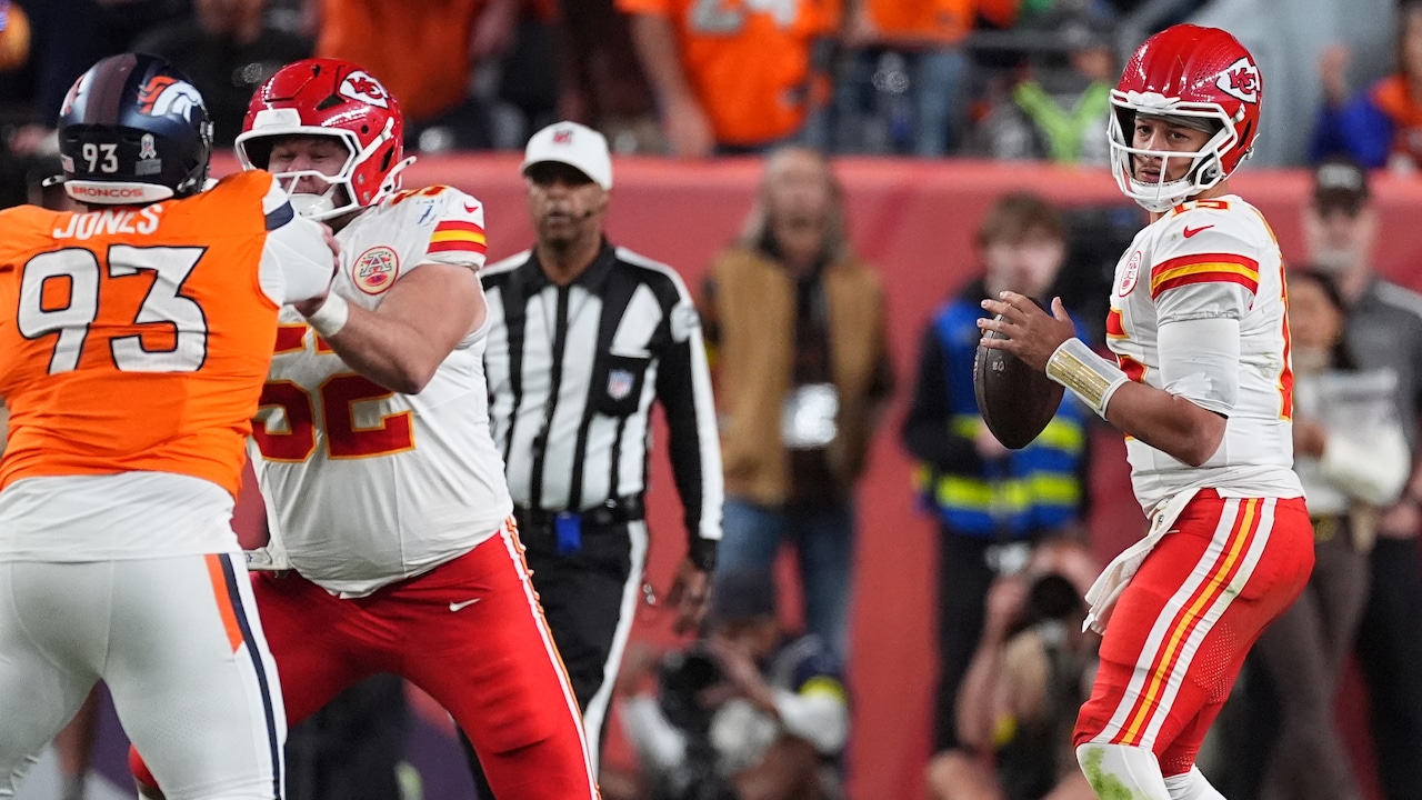 Patrick Mahomes drops back to pass in Chiefs vs. Broncos (2025).