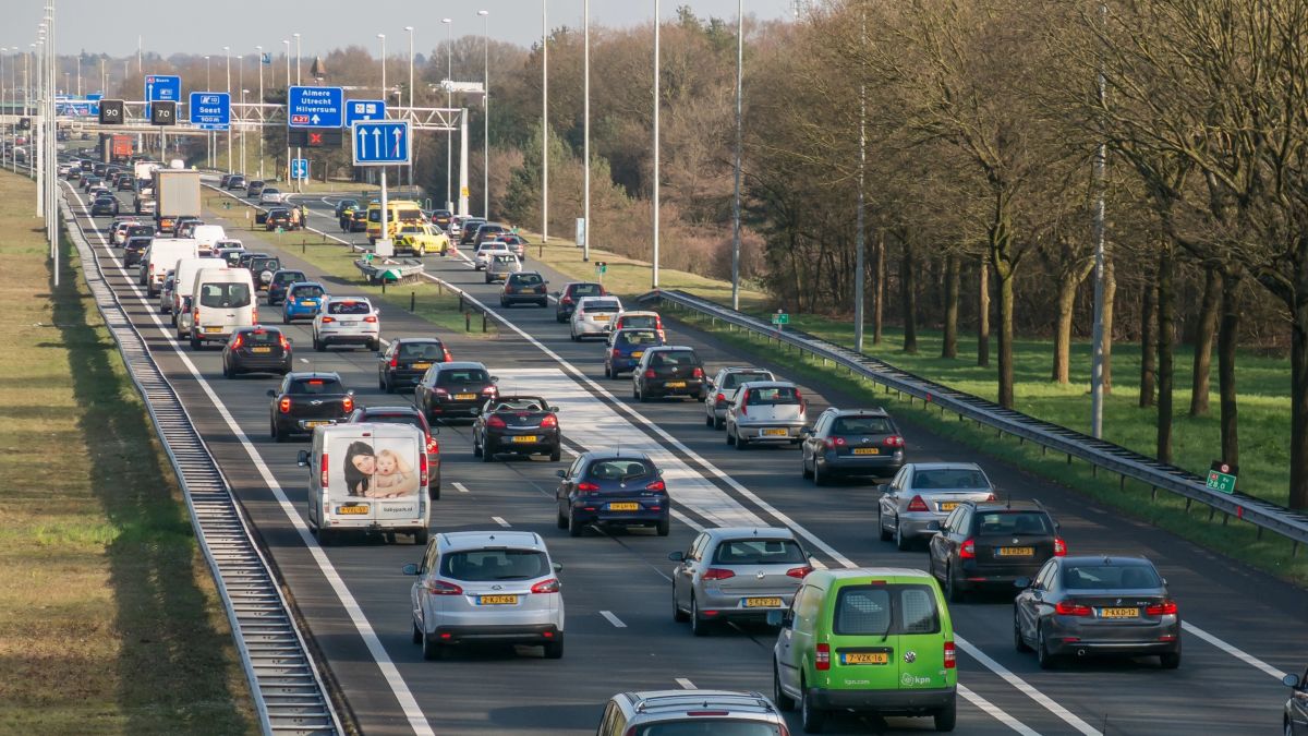 Dutch road traffic CO2 falls for first time since pandemic