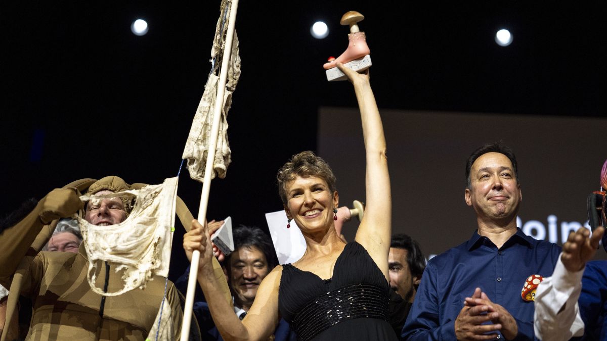 Dutch soil scientist wins Ig Nobel for burying 1,000 underpants