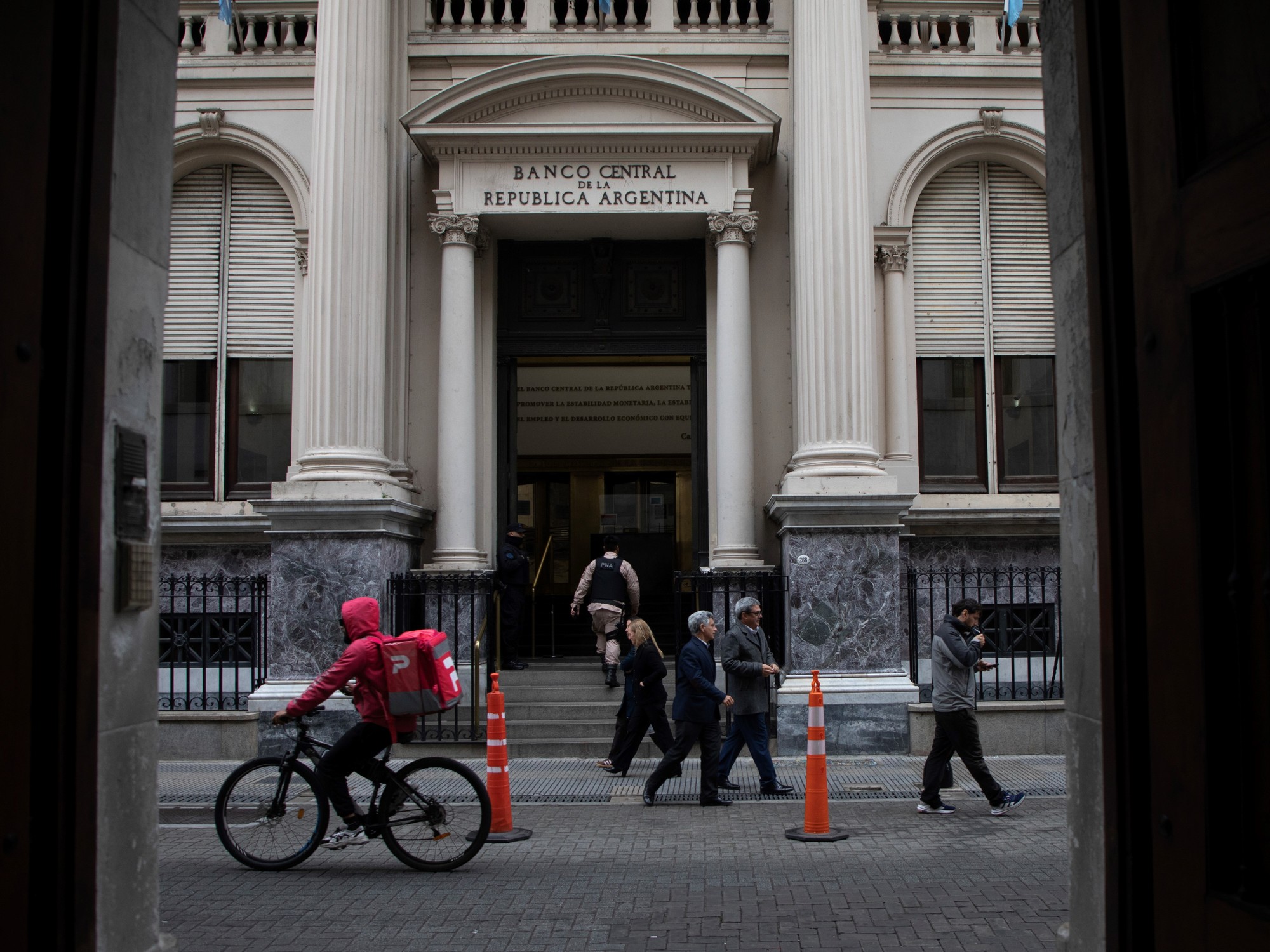 El Gobierno pagó US$ 800 millones al FMI y el BCRA terminó la jornada sin comprar reservas