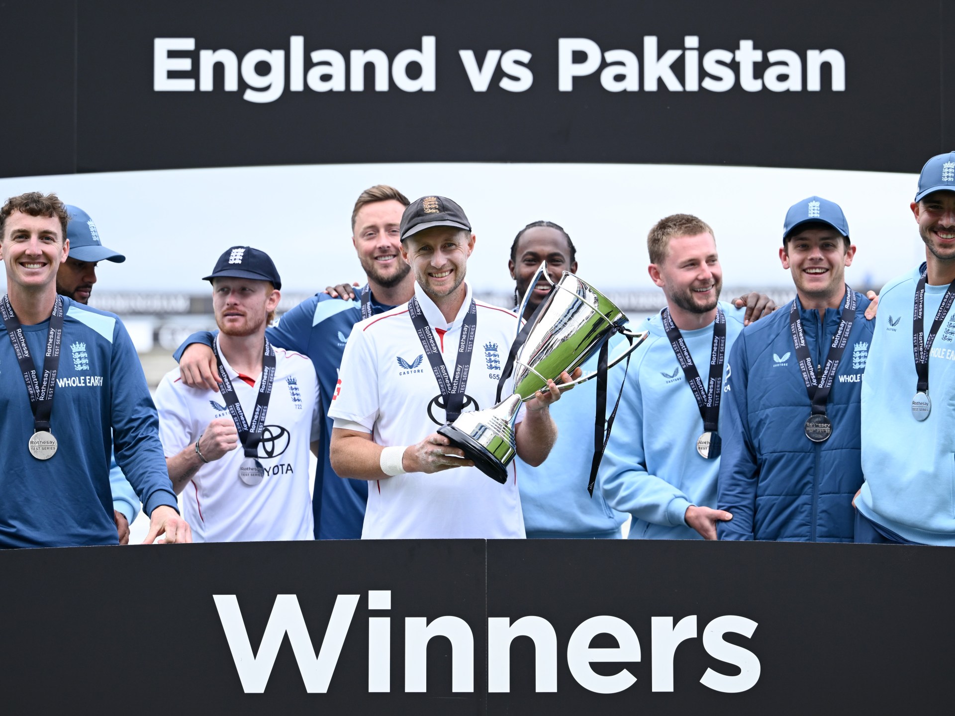 England survive Pakistan scare to seal 3-0 Test series sweep | Cricket