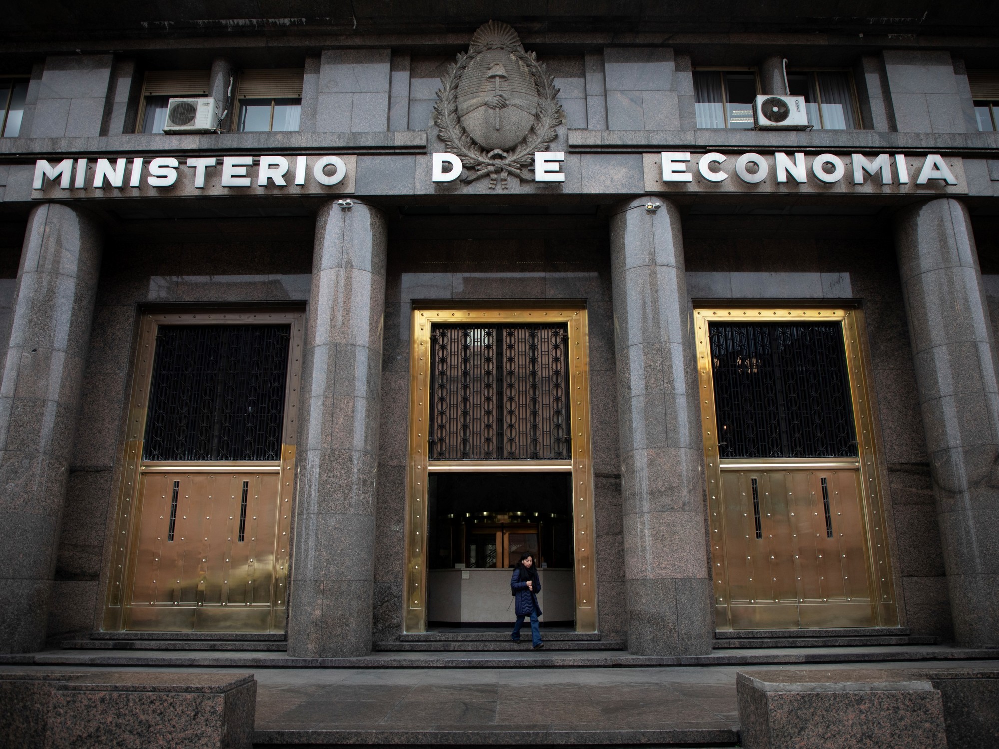 Finanzas refinanció el 103% de los vencimientos y sigue sin volcar pesos al mercado