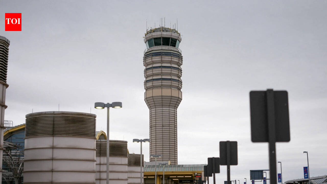 Flights grounded at major US airports after construction workers cut backup cable