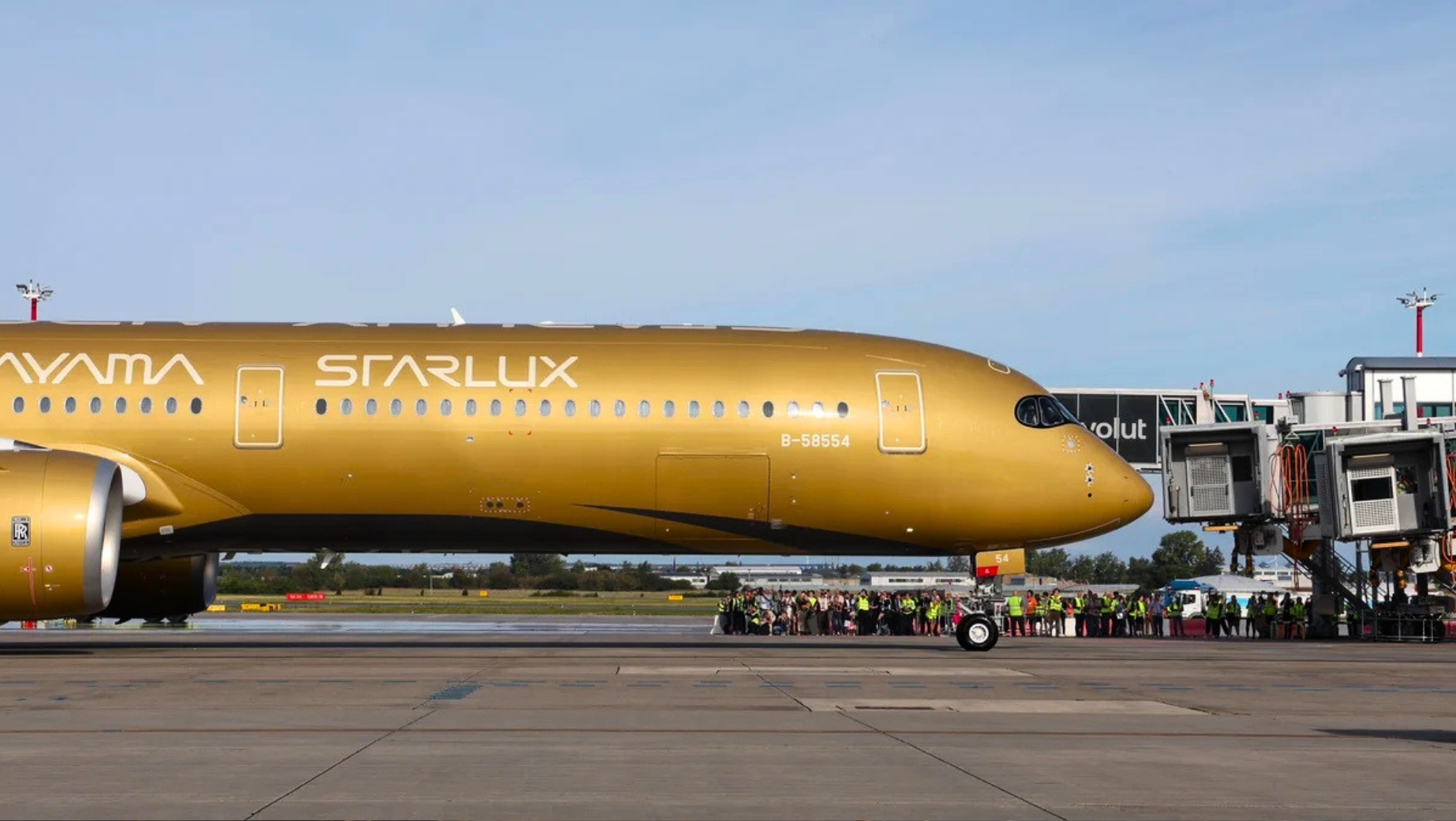 Golden STARLUX Airbus A350-1000 lands in Prague