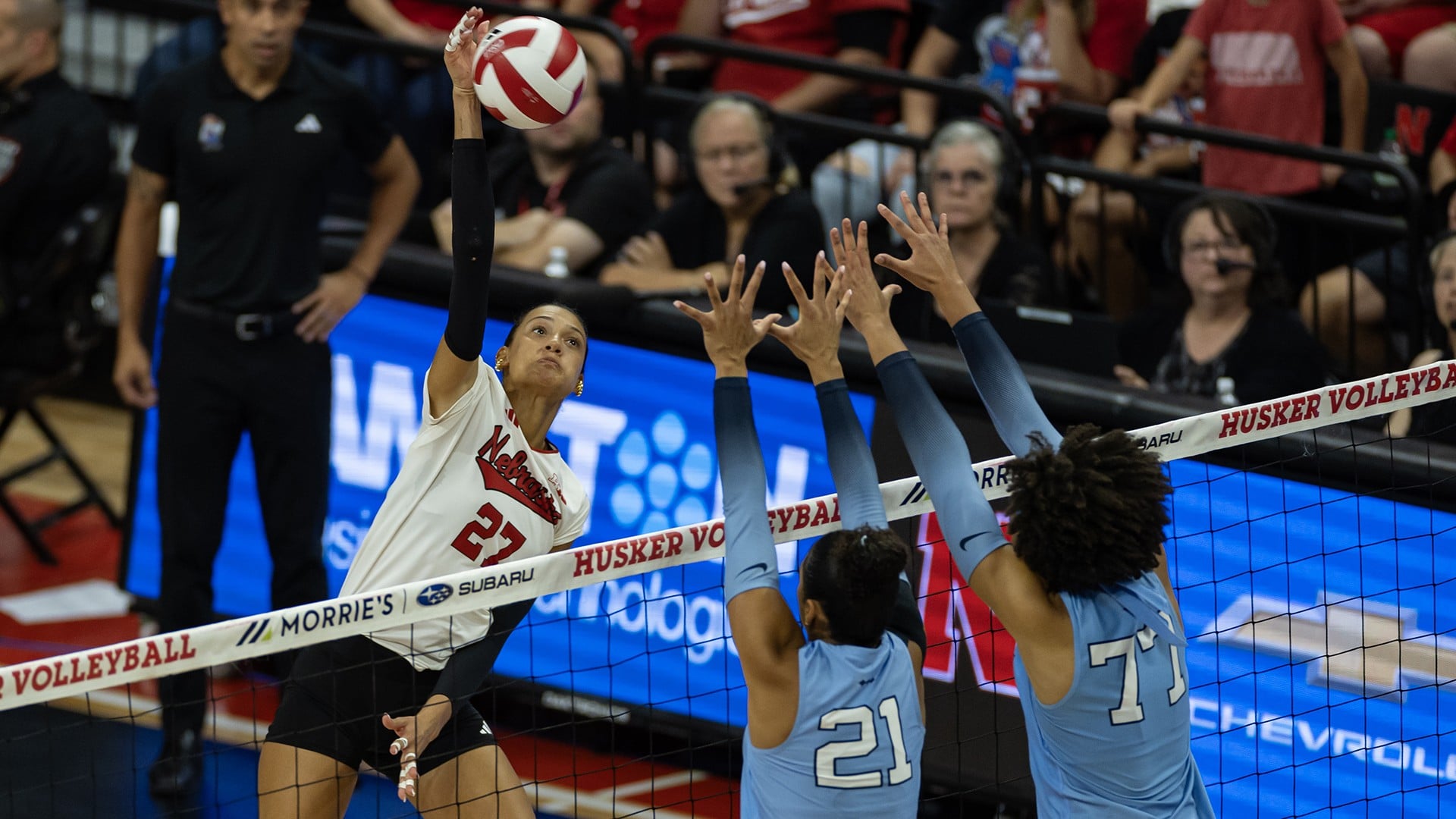 Harper Murray logs 12 kills, No. 1 Nebraska downs No. 25 North Carolina in 4 sets