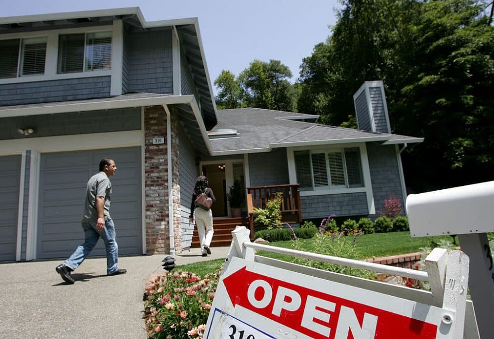 Real estate agents arrive at a brokers tour showing a house for sale with a list price of $1.3 million May 17, 2007 in San Rafael, California. (Justin Sullivan/Getty Images)